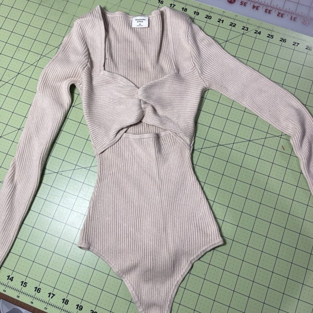 Abercrombie & Fitch Beige Ribbed Knit Long Sleeve Cutout Bodysuit Top Size XS